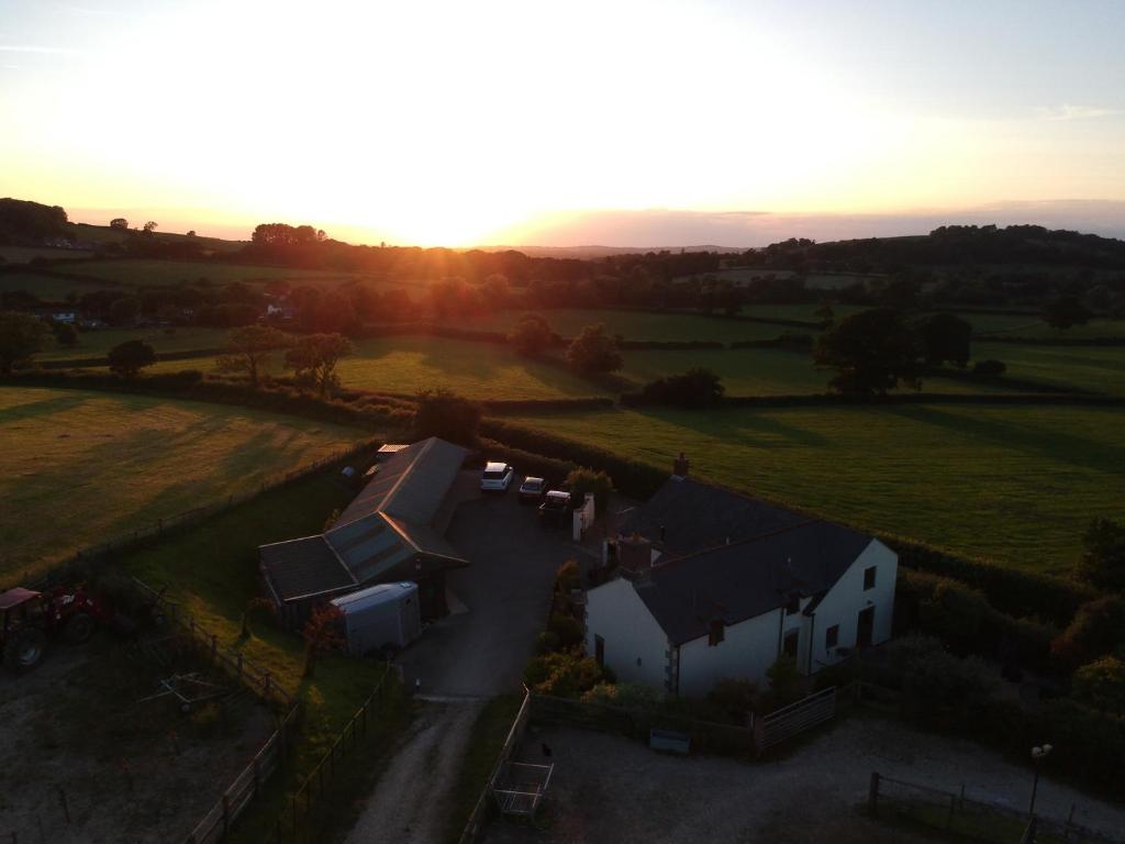 una vista aérea de una casa en un campo en Characterful Cottage in Heart of Dorset en Buckland Newton