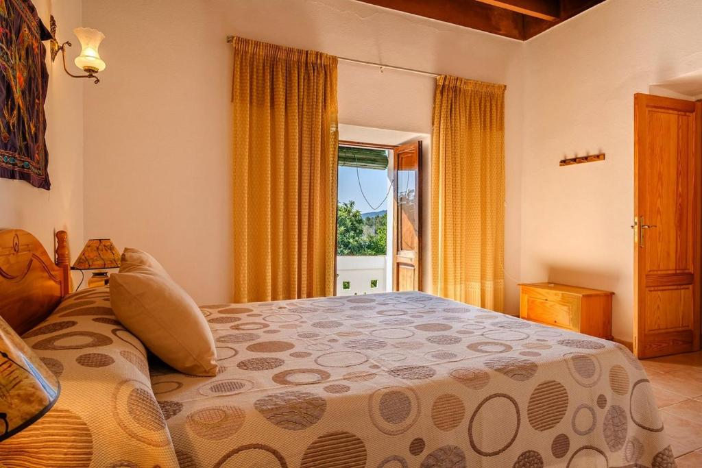 プエルト・デ・サン・ミゲルにあるEspaciosa Villa Con Piscina Privadaのベッドルーム1室(ベッド1台、大きな窓付)