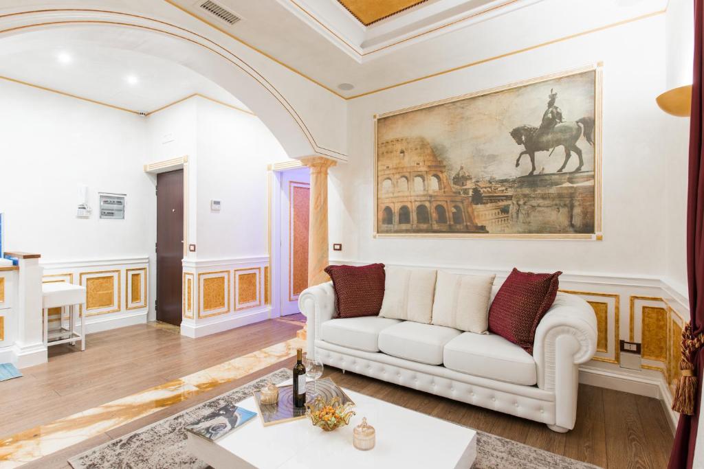 een woonkamer met een bank en een schilderij aan de muur bij THE IMPERIAL SUITE e THE BRICKS in Rome