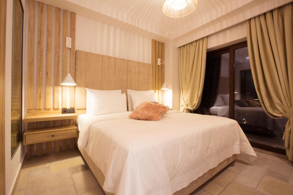 Postel nebo postele na pokoji v ubytování Adryades luxury apartments