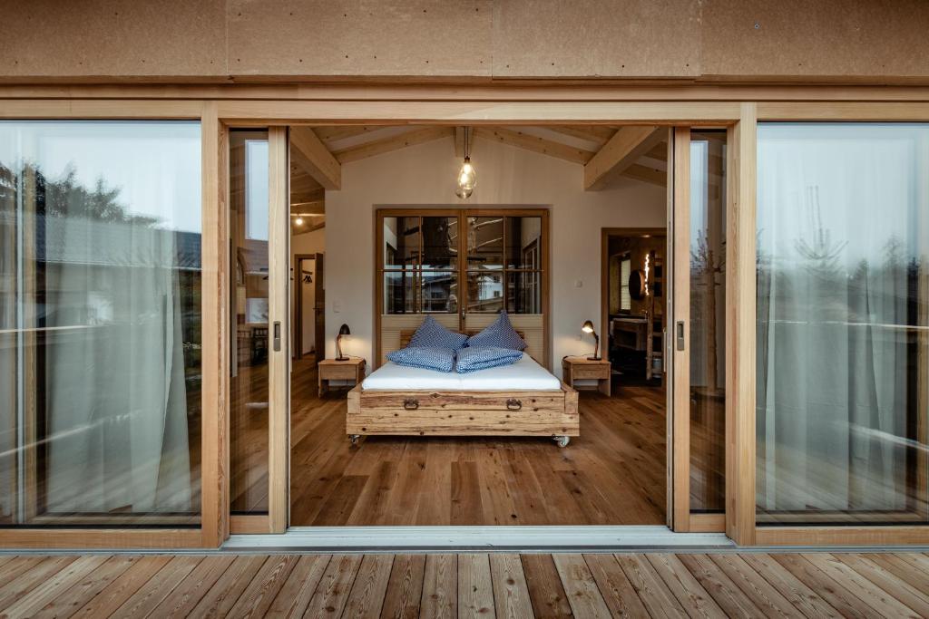 Postel nebo postele na pokoji v ubytování Flora - Das kleine Gartenhotel