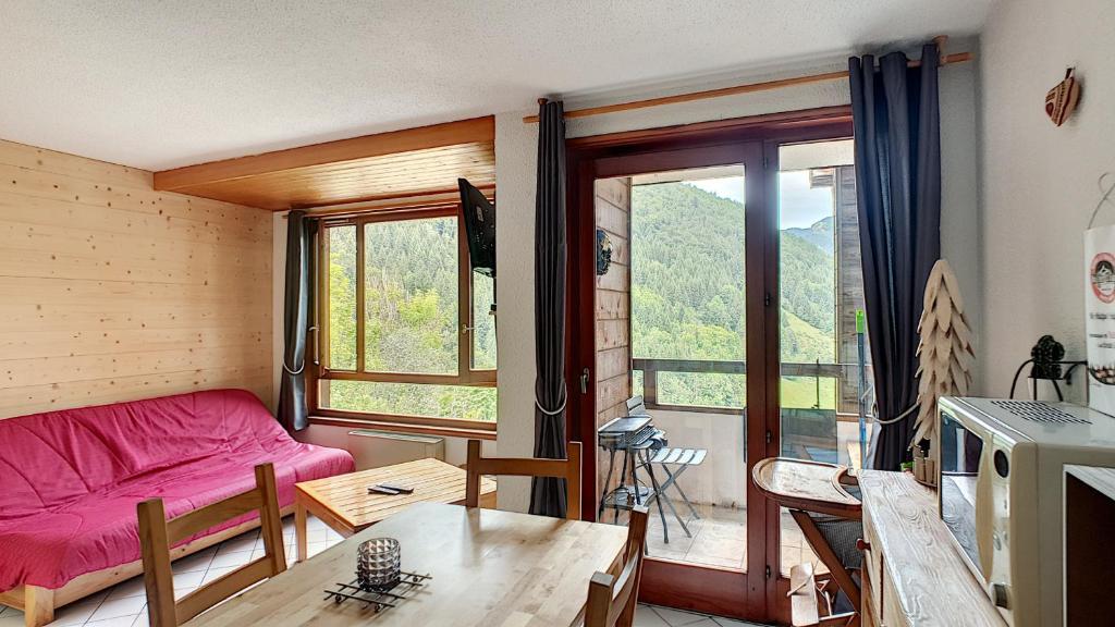 Posezení v ubytování APPARTEMENT AVEC ACCES PISCINE ET WIFI - SAINT JEAN D'AULPS STATION - 4 PERSONNES -COFI S37