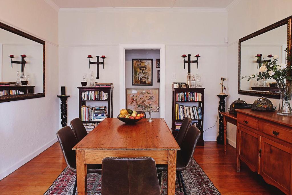 Biblioteca nella stanza in casa privata