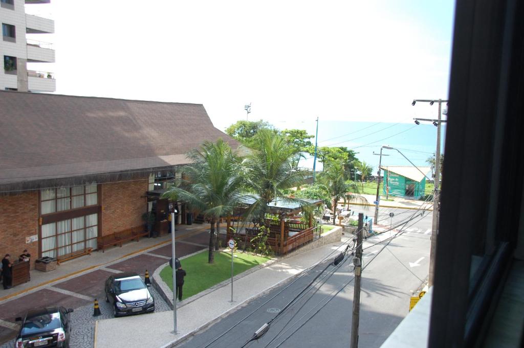 Vistas a una calle con un edificio y palmeras en Netuno Beach Hotel, en Fortaleza