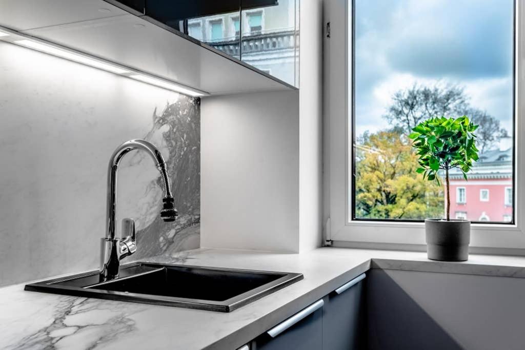 Kuchyňa alebo kuchynka v ubytovaní Koszykowa Suite - apartament w centrum Warszawy!