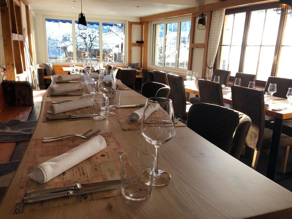 Restoran või mõni muu söögikoht majutusasutuses Mountain Lodge Sedrun