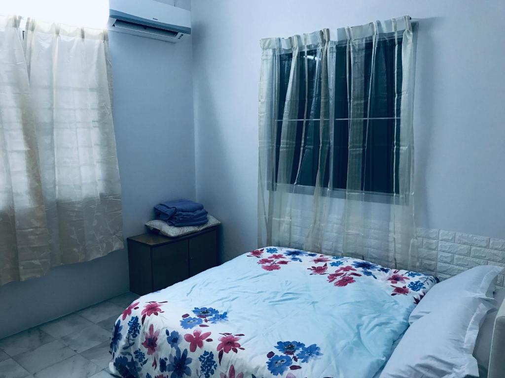 Katil atau katil-katil dalam bilik di CoZy and comfortable Homestay in sungai siput