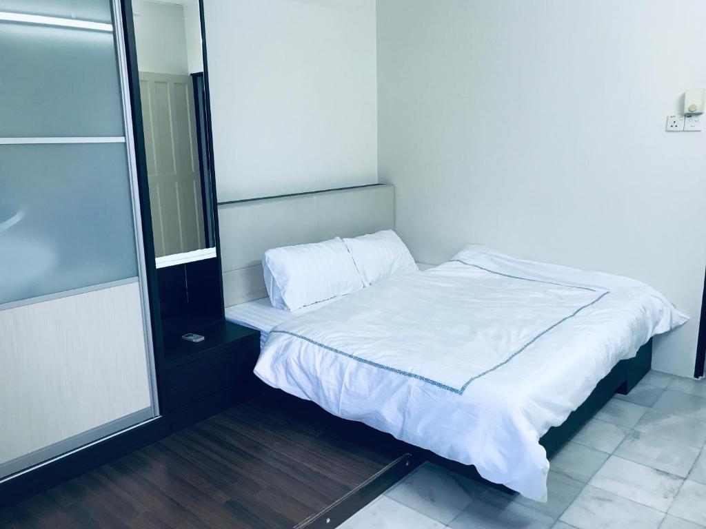 Postel nebo postele na pokoji v ubytování CoZy and comfortable Homestay in sungai siput