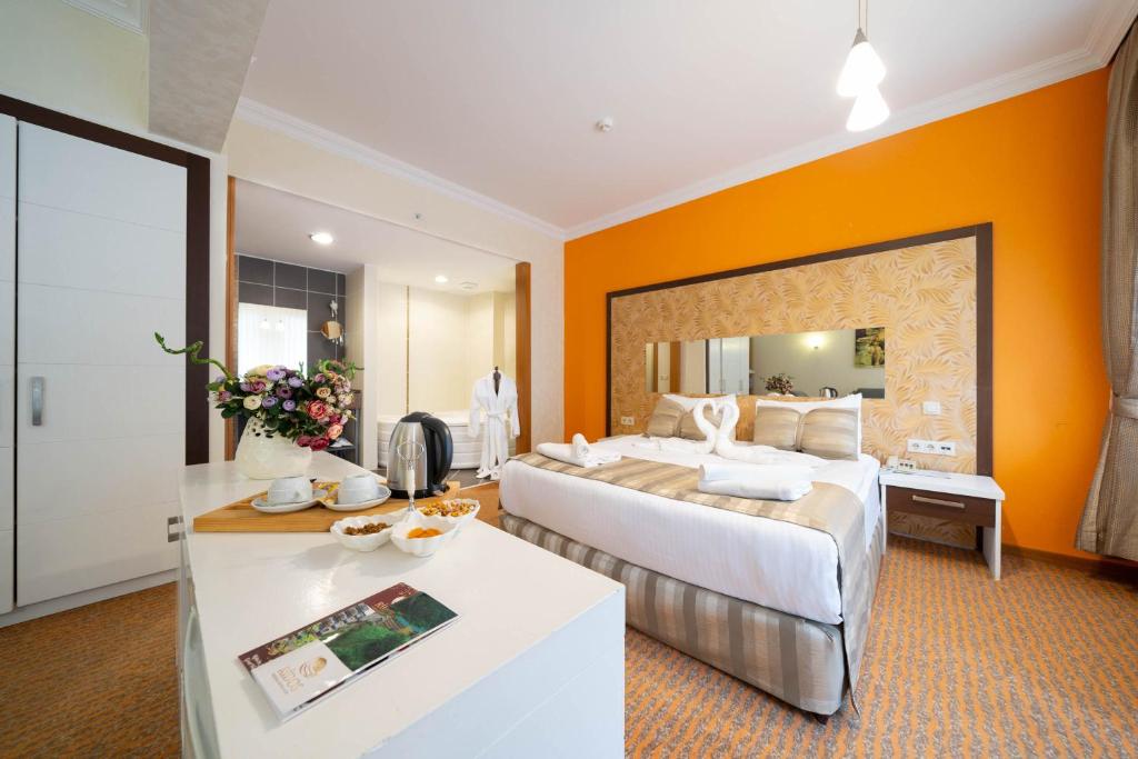 Postel nebo postele na pokoji v ubytování Ridos Thermal Hotel & Spa