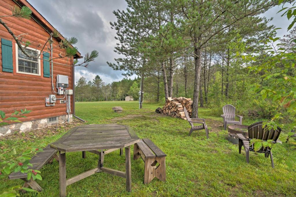 Zahrada ubytování Deck, Hot Tub, Fire Pit Rustic Cabin in Benezette