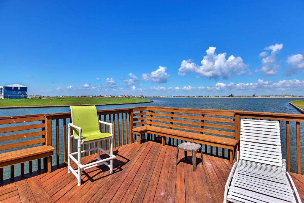 zwei Stühle und eine Bank auf dem Deck eines Bootes in der Unterkunft Waterfront Corpus Christi Townhome with Pool and Dock! in Corpus Christi