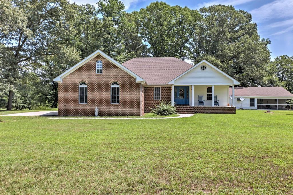 une maison avec une maison en briques avec une cour dans l'établissement JuJus Place Warsaw House with Deck and Tree Swings!, à Warsaw