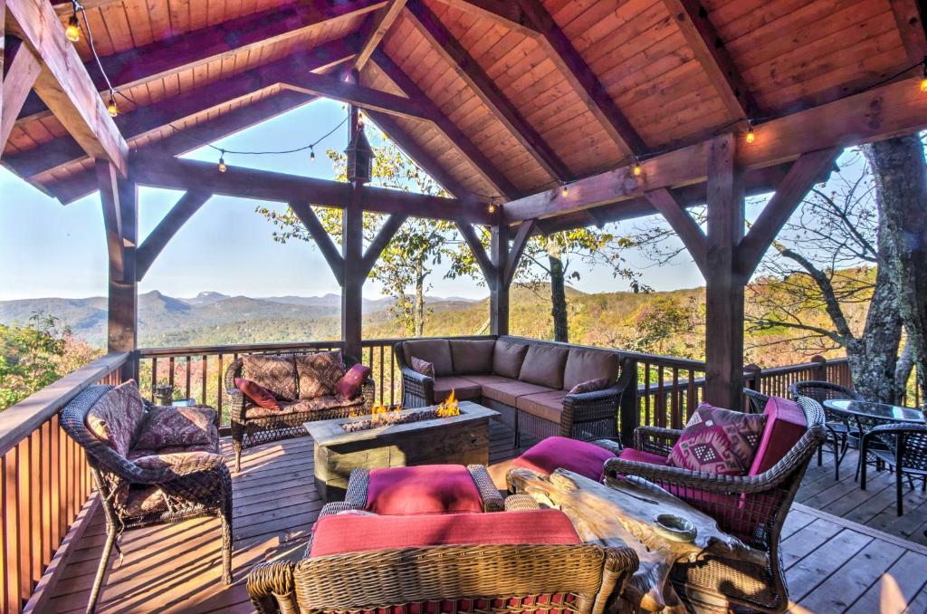 - une terrasse couverte avec un canapé et des chaises dans l'établissement Luxury Sapphire Cabin Mtn Views and Resort Access!, à Sapphire