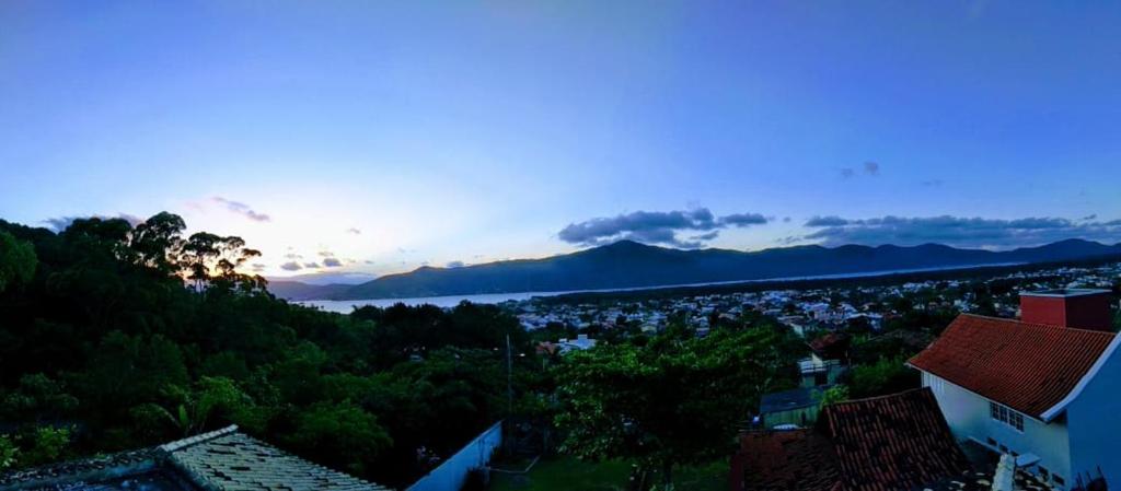  Casa com trilha pra praia e linda vista para Lagoa da Conceição