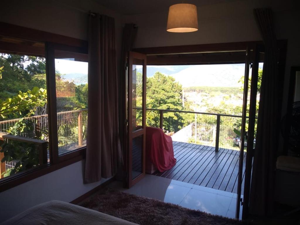  Casa com trilha pra praia e linda vista para Lagoa da Conceição