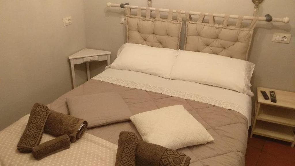 a small bedroom with a large bed with white pillows at Casa Quaratica in Riccò del Golfo di Spezia