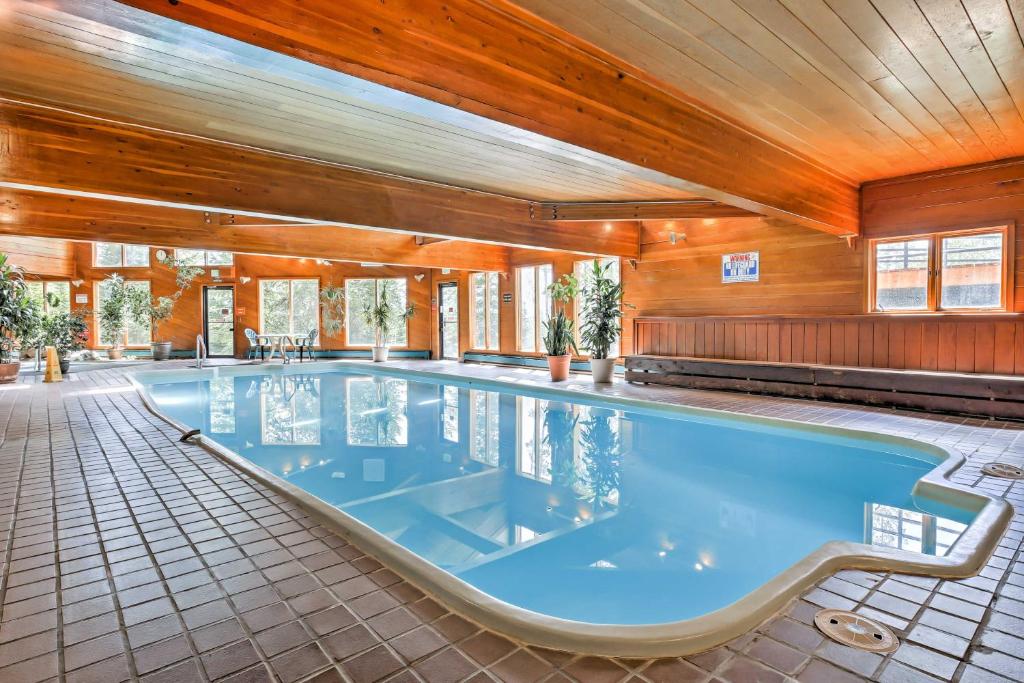 una piscina en una casa con techo de madera en Silverthorne Condo Patio, Mtn Views, Pool Access! en Silverthorne