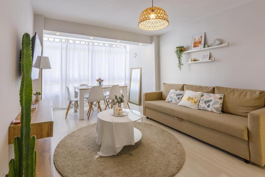 una sala de estar con un sofá y una mesa en Torre del mar -Málaga 2Room HOME RENT MALAGA, en Torre del Mar