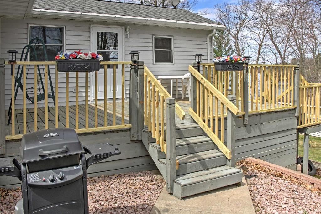 Cozy Balsam Lake Home Deck, Private Dock and Kayaks - Casa De Vacaciones