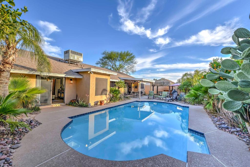 Piscina de la sau aproape de Charming Scottsdale Home with Pool, Hot Tub and Patio!