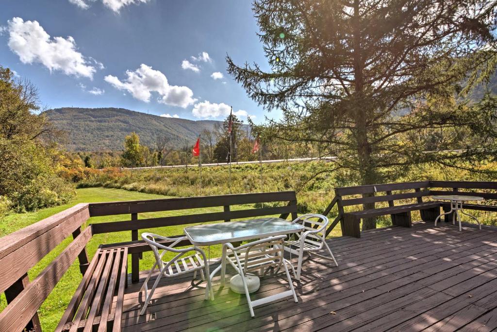une table et des chaises assises sur une terrasse en bois dans l'établissement Hunter Hideaway with Yard and Deck 3 Mi to Ski Slopes, à Hunter
