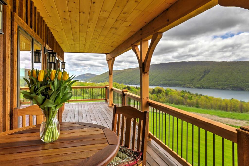 Balkon ili terasa u objektu Naples Cabin with Lake Views and Wraparound Deck!