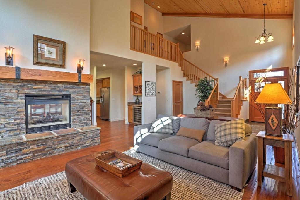 Foto dalla galleria di Updated Spacious Truckee Home Hot Tub and BBQ Patio a Truckee