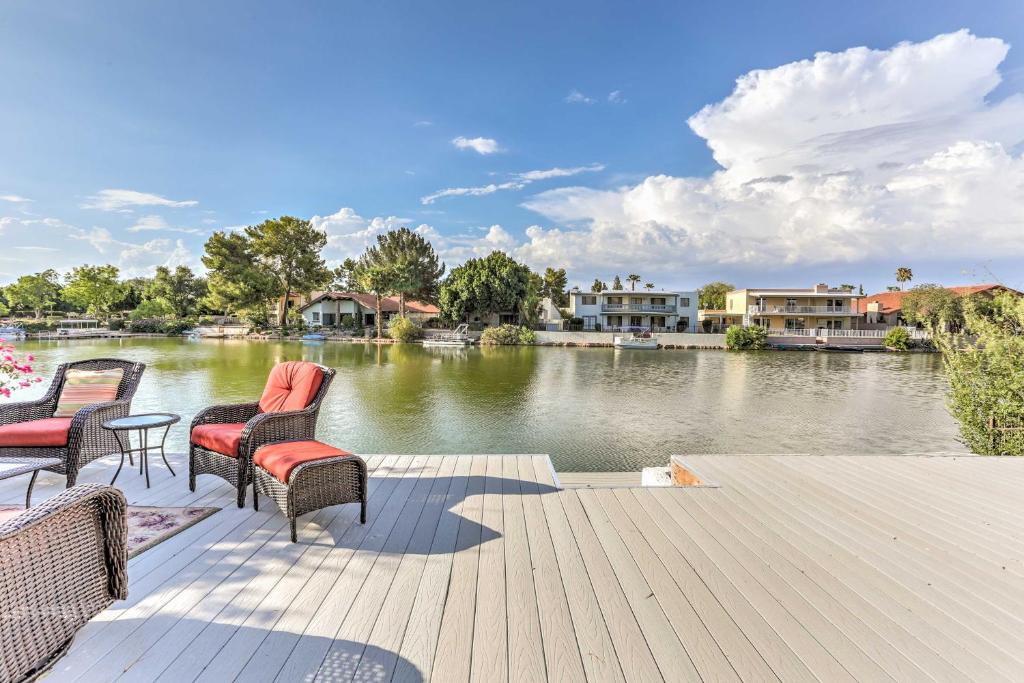 une terrasse avec des chaises et une table à côté d'une rivière dans l'établissement Lakefront Tempe House with Sun Deck, Hot Tub and Boats, à Tempe
