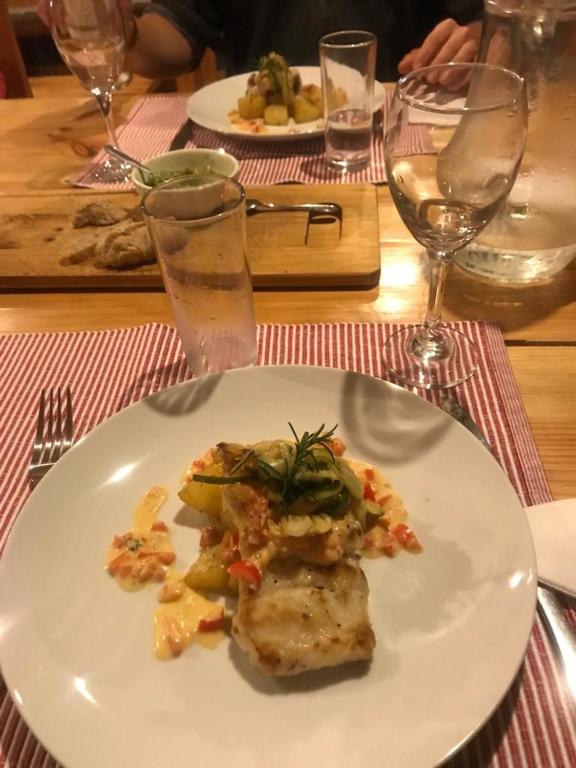 um prato branco com um pedaço de comida numa mesa em Hamilton's Place Bed and Breakfast em La Ensenada