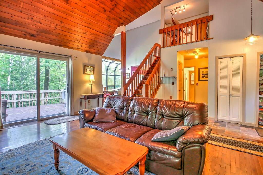 - un salon avec un canapé en cuir et une table dans l'établissement Rustic Intervale Hideaway with Deck and Wooded Views!, à Intervale