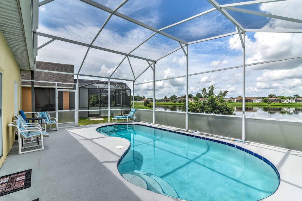 uma piscina interior com telhado de vidro em Sunny Kissimmee Retreat with Pool, Near Disney! em Kissimmee