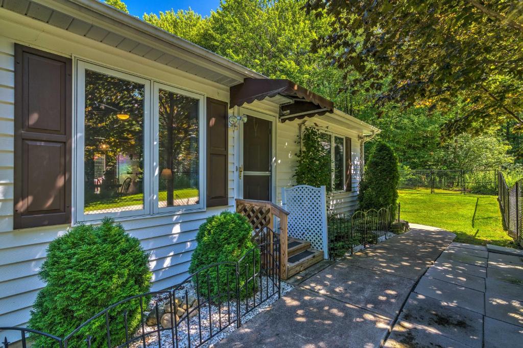 Zahrada ubytování Serene Orchard Park Apartment Large Yard and Patio!