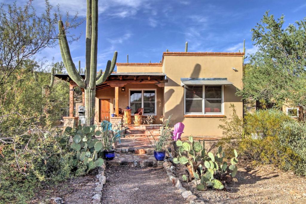 ein Haus mit einem Kaktus davor in der Unterkunft La Roca - Tucson Casita with Mtn View on 10 Acres! in Tucson