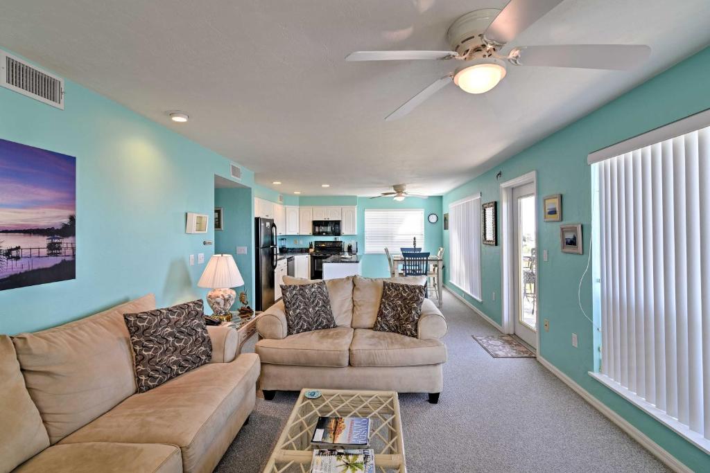 Телевізор і / або розважальний центр в Beachfront Cedar Key Condo with Pool, Spa and Views!