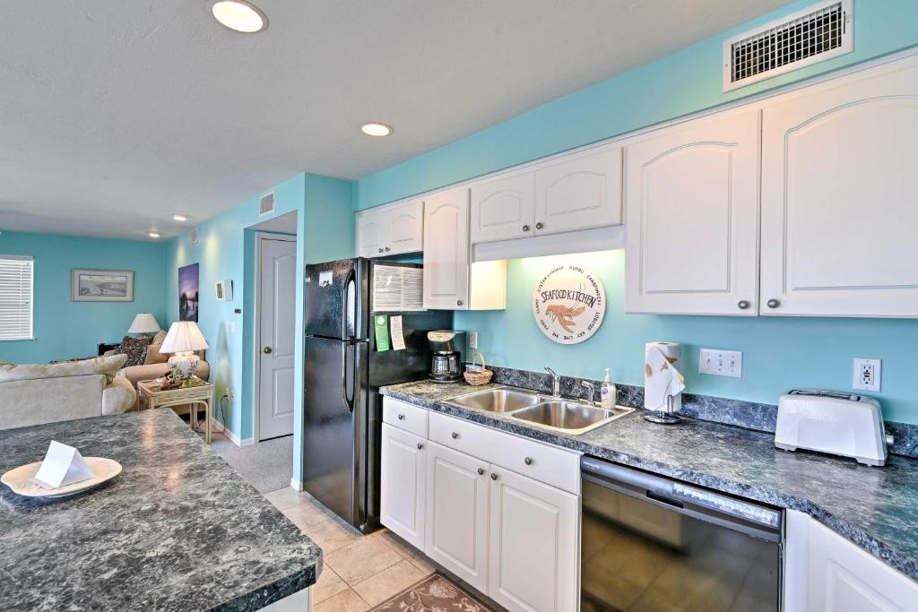 Кухня або міні-кухня у Beachfront Cedar Key Condo with Pool, Spa and Views!
