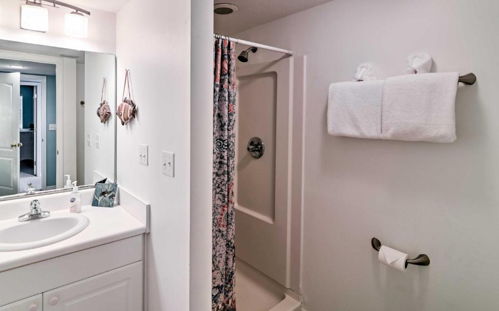 Ванна кімната в Beachfront Cedar Key Condo with Pool, Spa and Views!