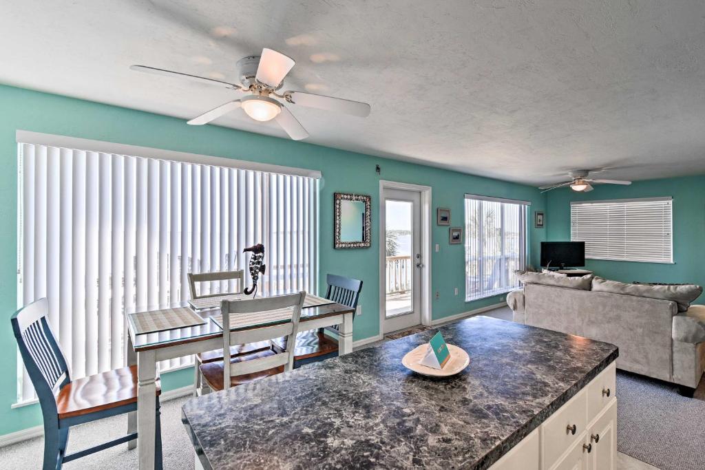Кухня або міні-кухня у Beachfront Cedar Key Condo with Pool, Spa and Views!