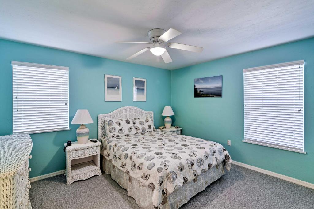 Ліжко або ліжка в номері Beachfront Cedar Key Condo with Pool, Spa and Views!