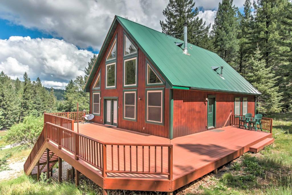 een groot houten huis met een groen dak bij Cloudcroft Home with Spacious Stargazing Deck! in Cloudcroft