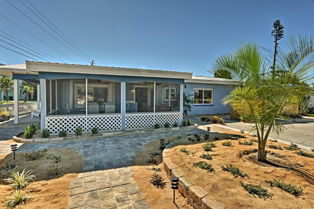 une maison avec une terrasse couverte et une cour dans l'établissement Cozy Cocoa Beach Bungalow - Walk to Beach and Pier!, à Cocoa Beach