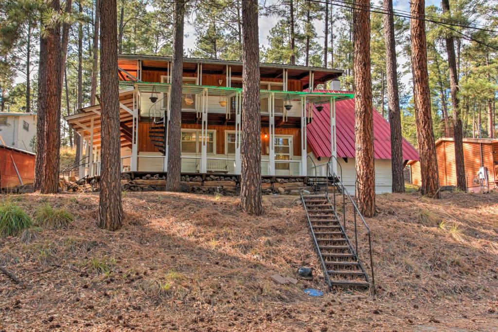 een huis met een rood dak in het bos bij Forest Views and Porch Family Cabin in Ruidoso in Ruidoso