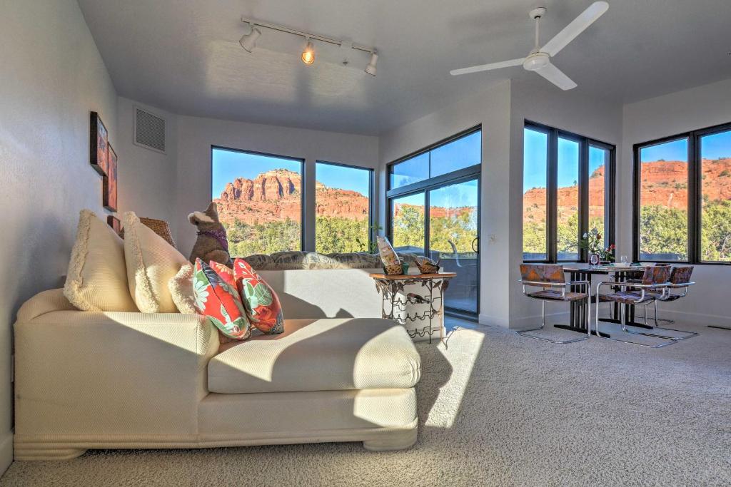 uma sala de estar com um sofá e vistas para um desfiladeiro em 2-Acre Sedona Casita with Red Rock Views em Sedona