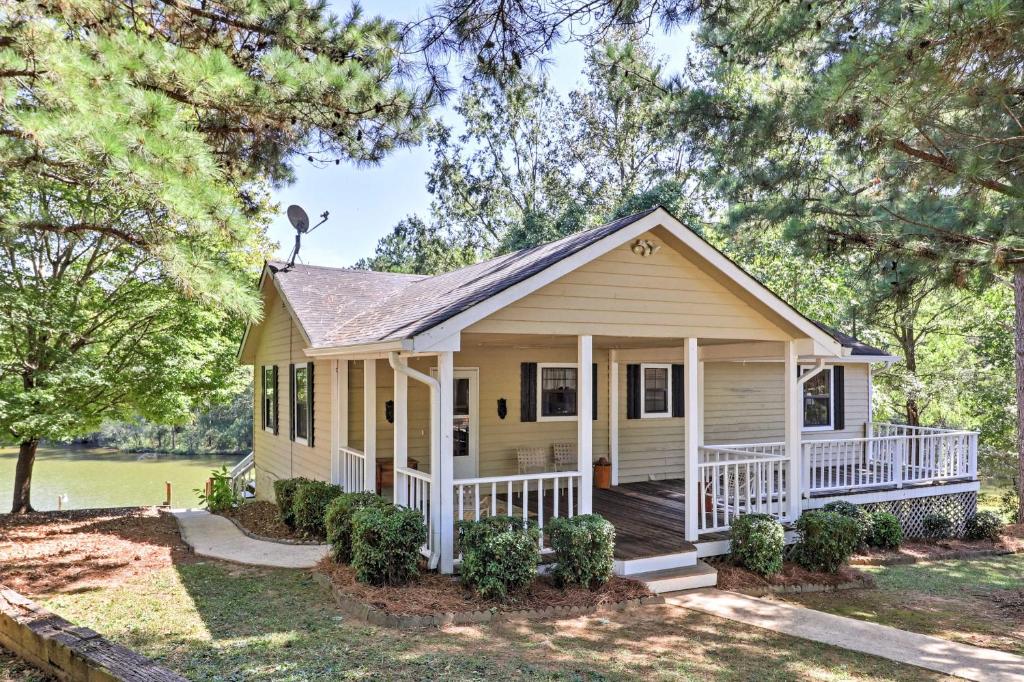 Lakefront Cottage with Private Hot Tub!, Buckhead (updated prices 2024)