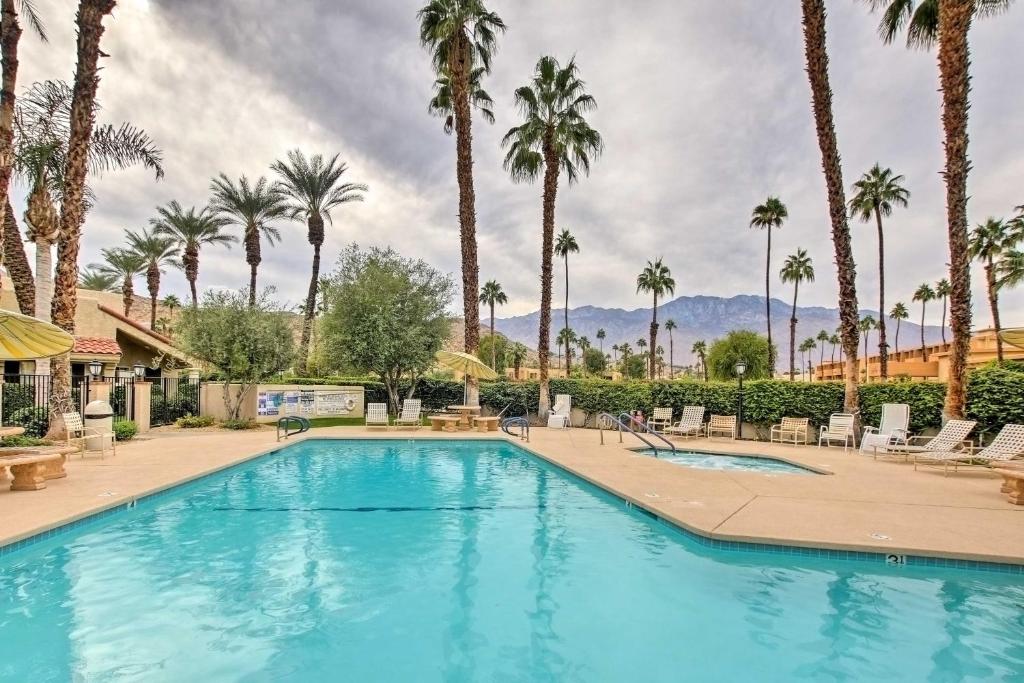 een zwembad met palmbomen in een resort bij Modern Palm Springs Condo with Pool, Hot Tub Access! in Palm Springs