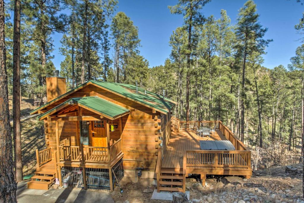 una cabina nel bosco con ponte perimetrale di Ruidoso Log Cabin Retreat - Peaceful and Convenient a Ruidoso