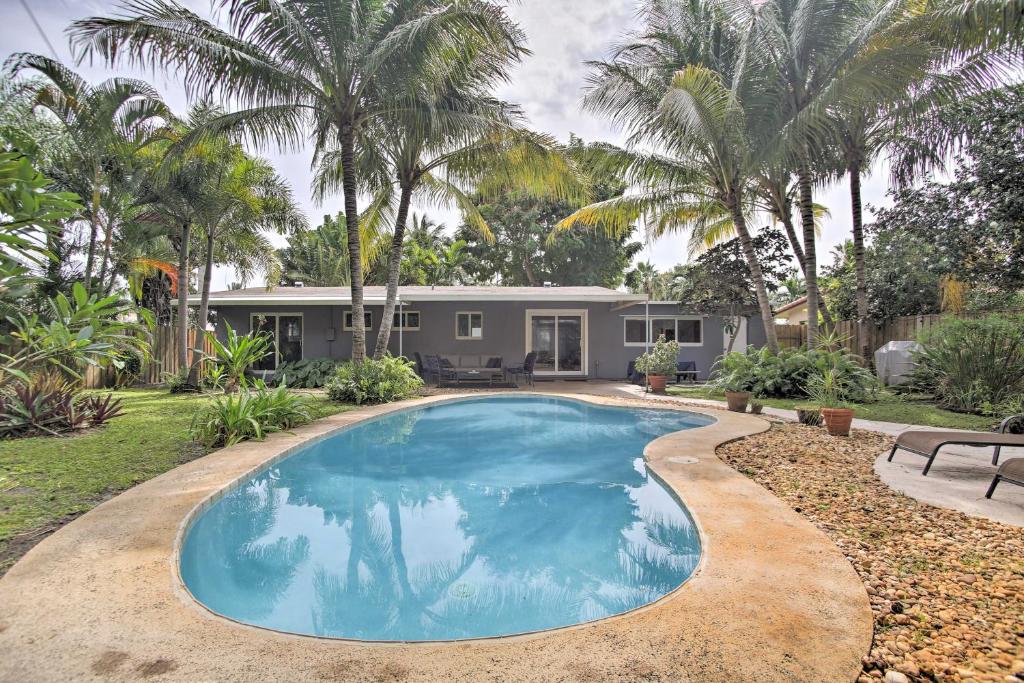 een zwembad voor een huis met palmbomen bij Oakland Park Vacation Rental with Private Pool! in Fort Lauderdale