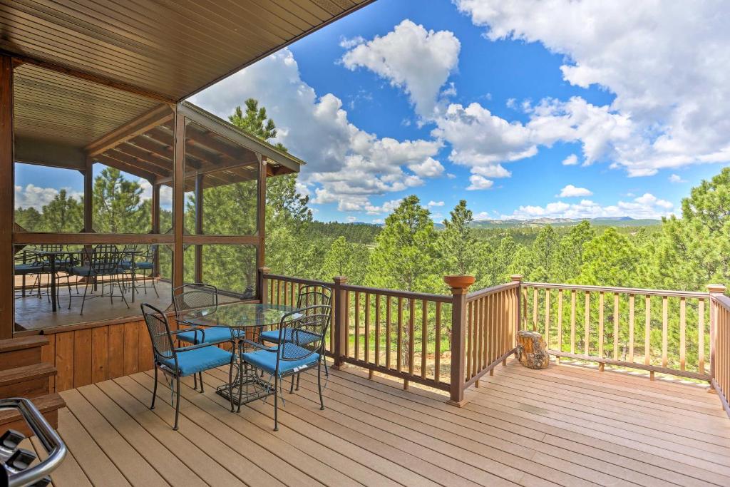 una terrazza in legno con sedie e un tavolo sopra di Hermosa Home with Blackhills View, Gas Grill and Deck! a Hermosa