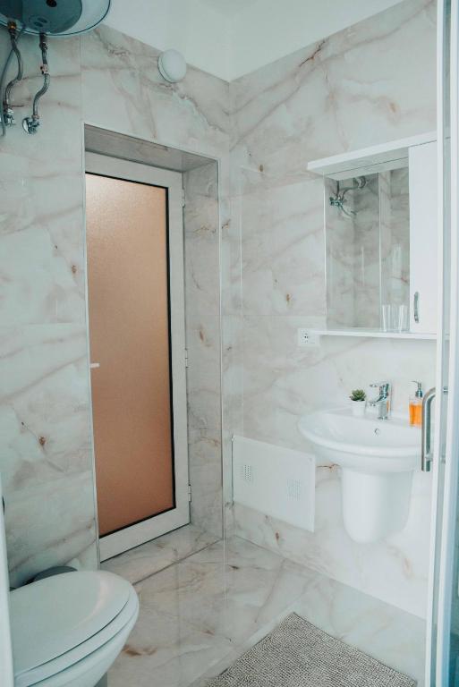 Kupatilo u objektu Shkodra apartment with amazing view in the city center