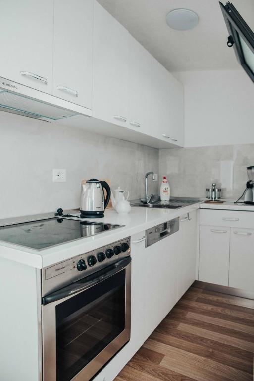 Shkodra apartment with amazing view in the city center - Image 4