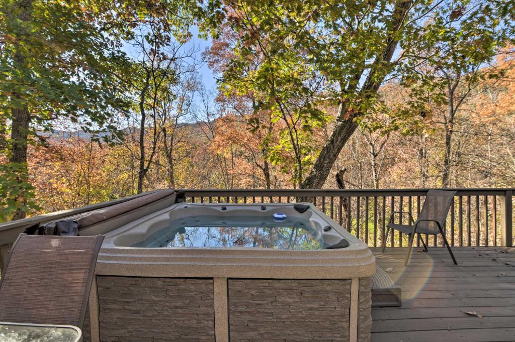 Spacious McGaheysville Home Hot Tub and Pool Table!, Massanutten